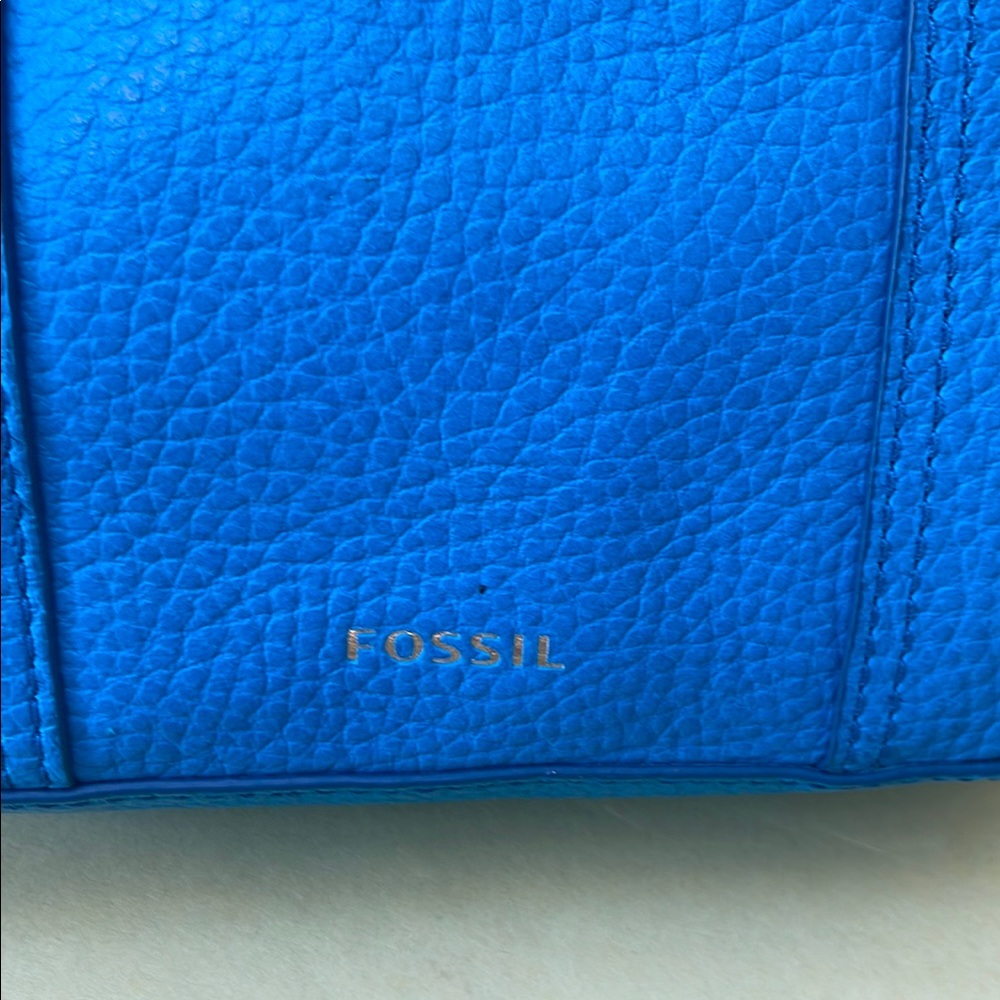 Fossil Turquoise Blue Crossbody Bag with Adjustable Strap and Minimalist Design - Picture 4 of 11